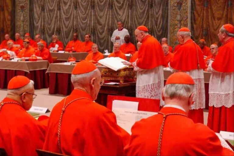 Más oración por el Cónclave; menos chisme y rumor