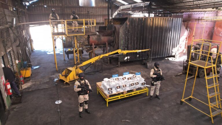 Histórico operativo contra el narcotráfico: incineran casi media tonelada de cocaína incautada por Prefectura