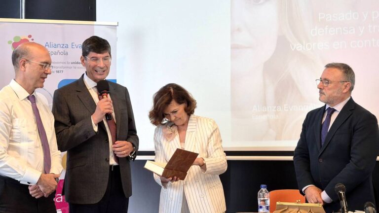 Carmen Calvo: “Es una constante en la existencia y la Historia la necesidad de Dios”