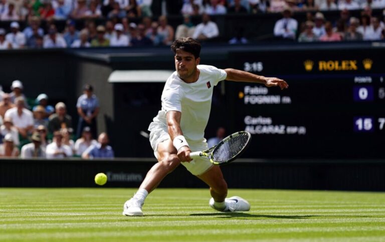 Alcaraz enfrenta más dificultades de lo esperado en su primer partido en Wimbledon