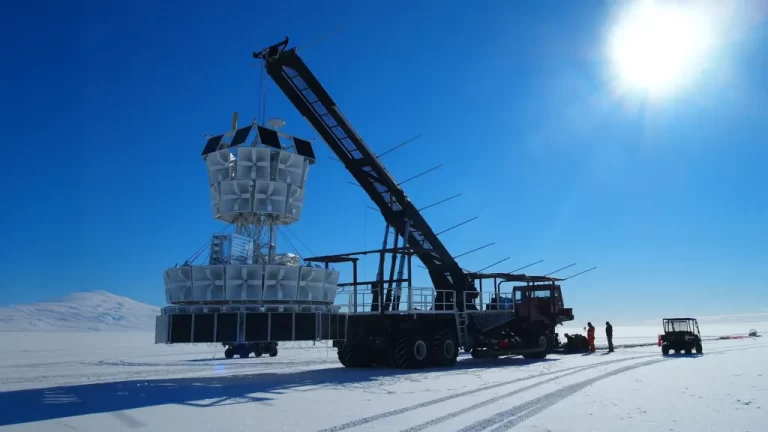 Antártida: detectan misteriosas señales de radio bajo el hielo que desconciertan a los científicos
