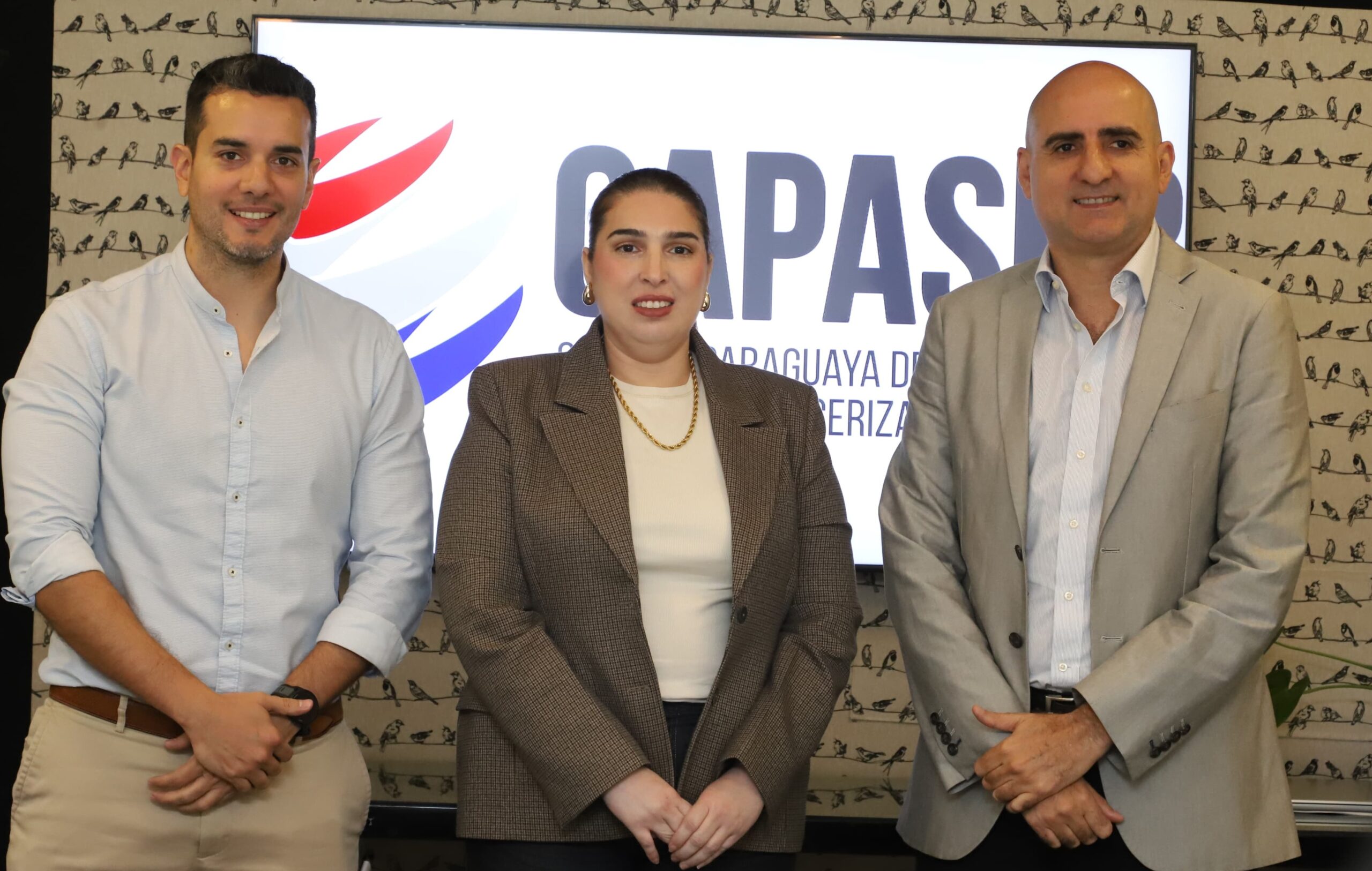 Hector Acevedo, director ejecutivo, Rossana Medina, vicepresidenta, y Pablo Zabala, presidente de la Cámara Paraguaya de Servicios y Tercerización (BPO). 