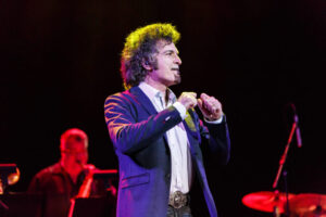 16-06-2025 Hoy celebramos el cumpleaños de Gino Vannelli, músico canadiense