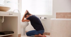 Interpretación de soñar con vómito: purga emocional y procesos de renovación