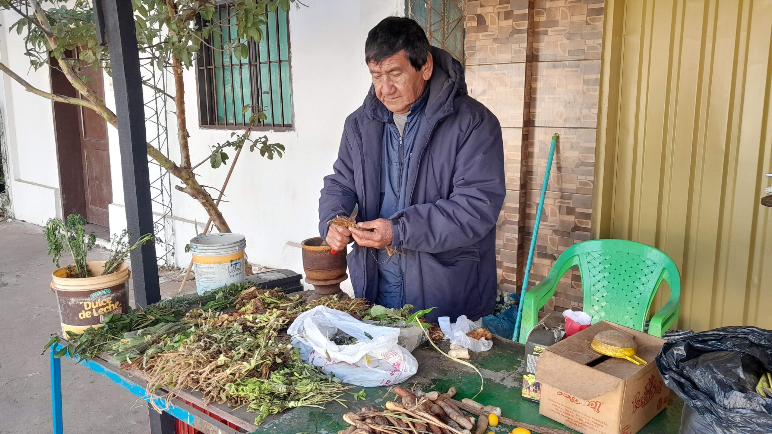 Día del Padre: con la venta de remedios refrescantes y diarios hizo crecer a sus hijos