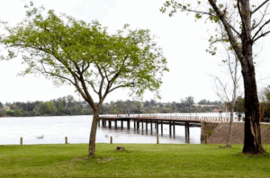 “Una experiencia muy triste” dijeron testigos /Una persona se arrojó al río en el Muelle Negro