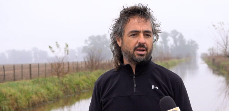 La Patria olvidada: “Lo único que se hace es improvisar y tapar parches”, denuncia el productor Mariano Mateo desde “El fantasma”, un camino rural de 9 de Julio que figura asfaltado en el mapa pero casi no existe y quedó tapado por el agua