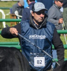 “Para nosotros es una salvación que nieve”, describe el veterinario Mauricio Zampedri, que está a cargo de una cabaña ovina y bovina en Chubut hoy teñida completamente de blanco