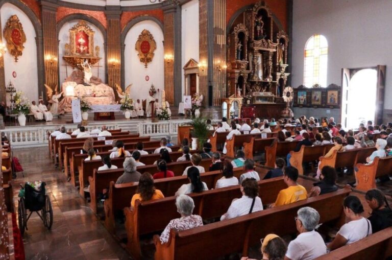 ¿Cómo debe ser el comportamiento durante la Misa? 25 consejos para honrar la celebración