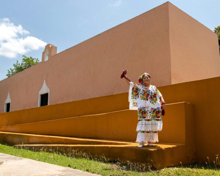 Entre Tradición y Color: Un Viaje por la Vestimenta Tradicional Yucateca