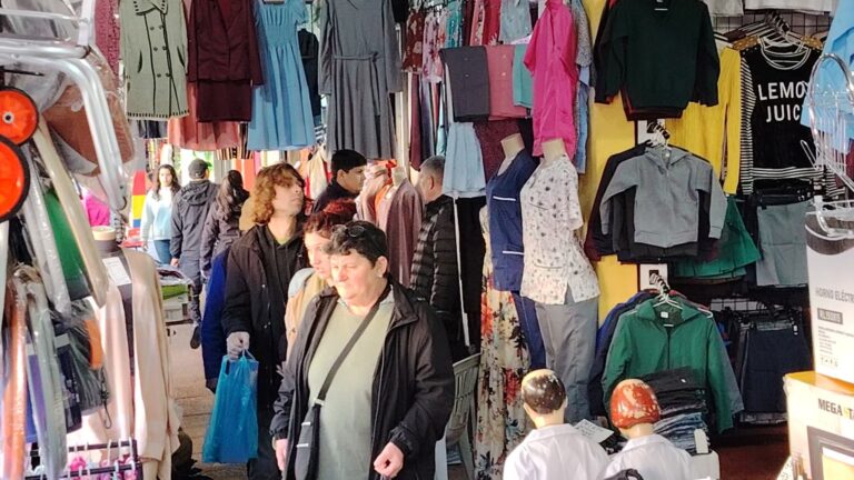 Intenso movimiento comercial en Encarnación durante feriados en ambas márgenes del río Paraná