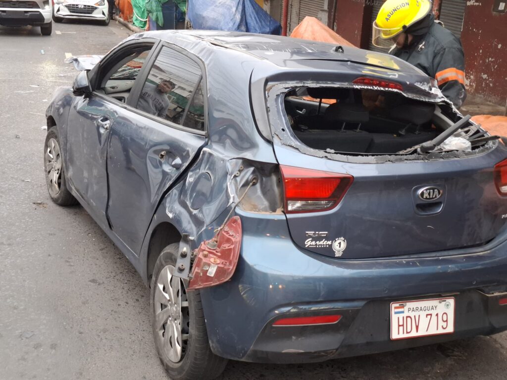 Video: accidente y vuelco en el Mercado 4