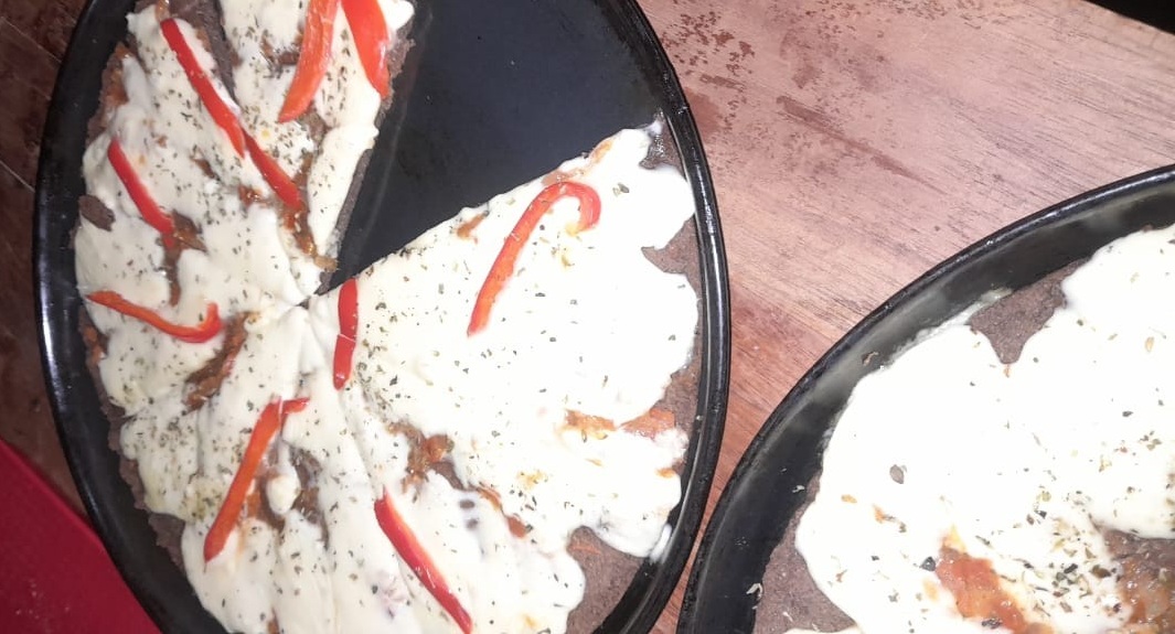 ¿A mono viejo con bananas verdes? El agrónomo Claudio Ortiz investiga sobre la harina de banana, que se puede utilizar para hacer galletas, postres y una exquisita pizza apta para celíacos