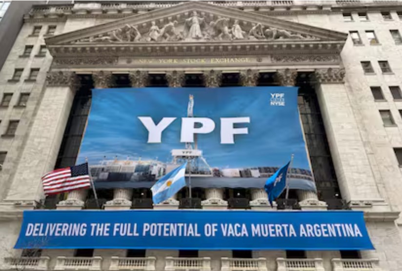 YPF: Justicia de EEUU ordena que Argentina le transfiera el 51% de las acciones a demandantes