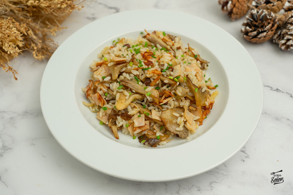 Arroz salteado con setas y pavo. Receta sana y ligera