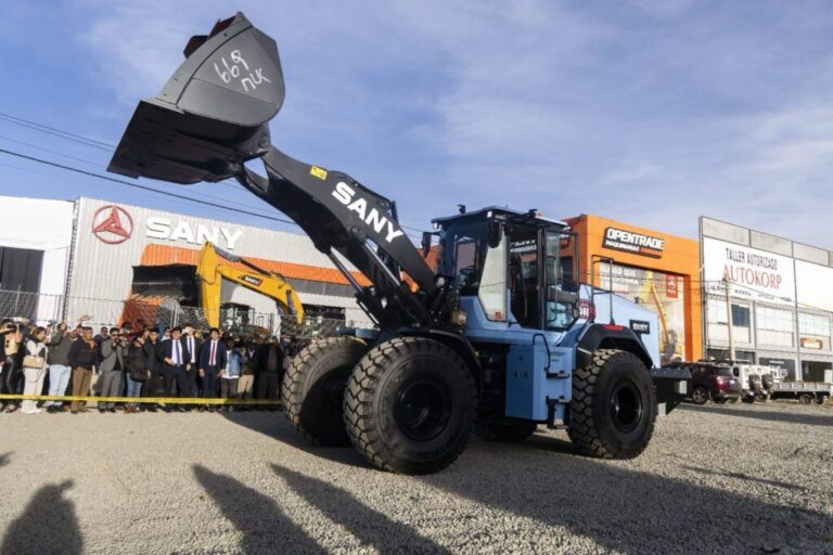 OpenTrade lanza la primera cargadora eléctrica en Bolivia, SW956E, la solución perfecta ante la falta de combustible