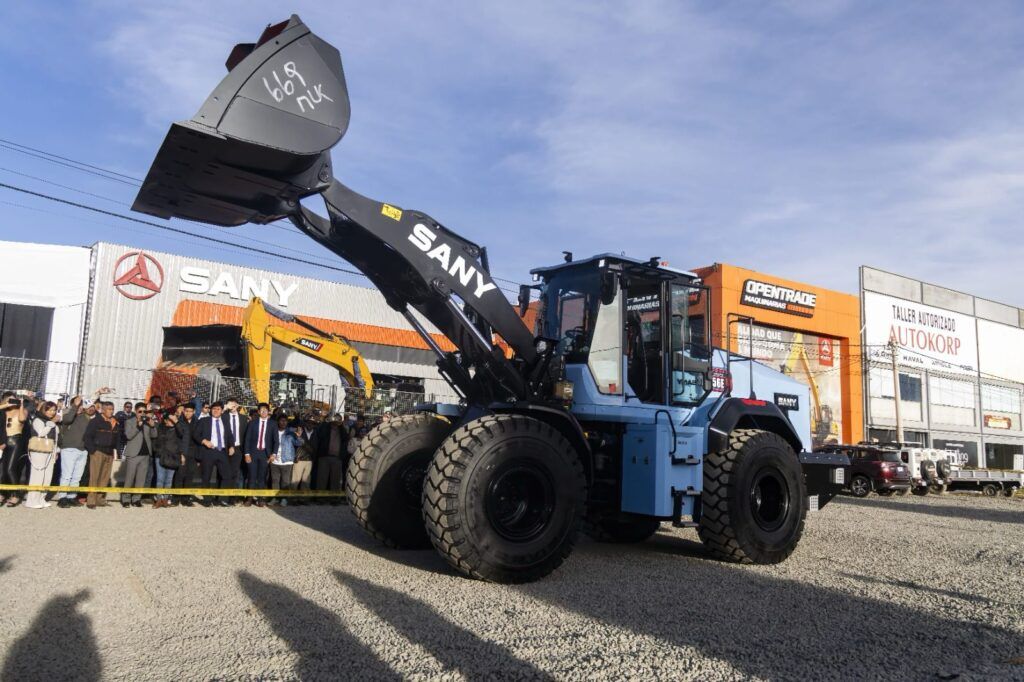 OpenTrade lanza la primera cargadora eléctrica en Bolivia, SW956E, la solución perfecta ante la falta de combustible