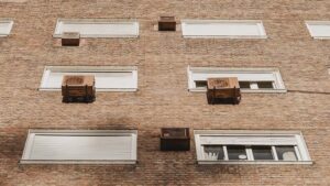 ¿Puedo poner un aire acondicionado en la fachada? Esto es lo que realmente permite la ley