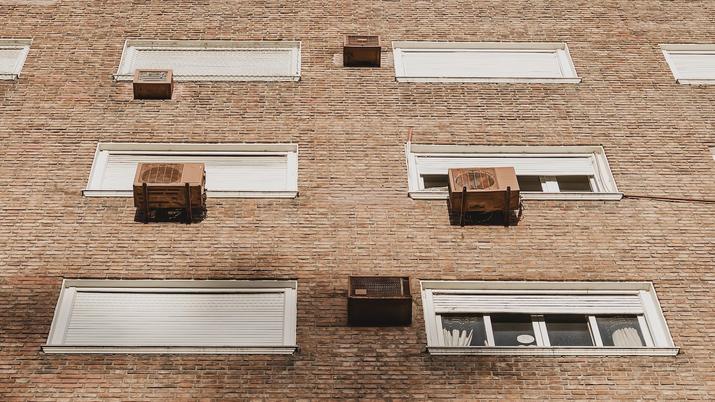 ¿Puedo poner un aire acondicionado en la fachada? Esto es lo que realmente permite la ley