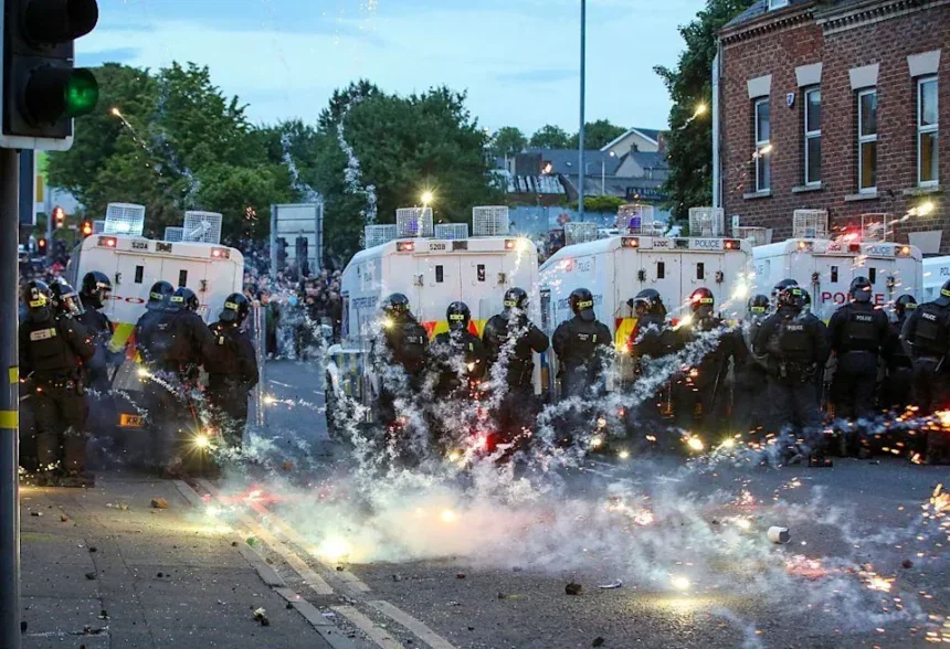 Violentos disturbios racistas sacuden Irlanda del Norte tras presunta agresión sexual