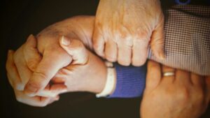 “Honra a tu padre y a tu madre”: Un mandamiento con peso eterno.