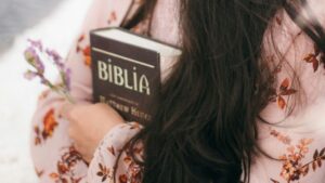 Descubre cómo Jesús reafirmó el valor de la mujer