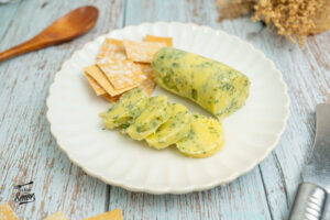 Mantequilla de ajo y perejil. Receta de picoteo