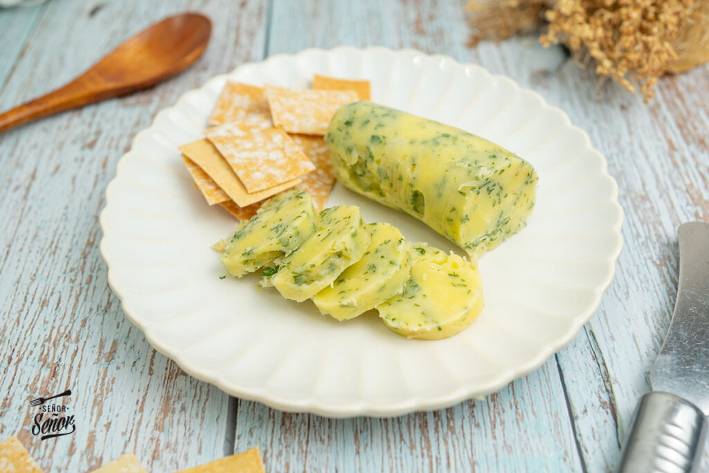Mantequilla de ajo y perejil. Receta de picoteo