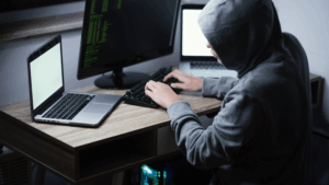 Informan de un correo muy peligroso que suplanta a la Policía Nacional y a la UDEF: si respondes, estás perdido