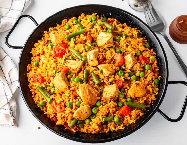 Paella de Pollo: Receta tradicional con trucos, secretos y el socarrat perfecto
