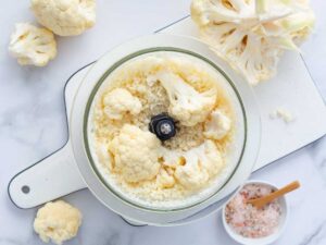 Ensalada de arroz de coliflor con garbanzos y queso feta