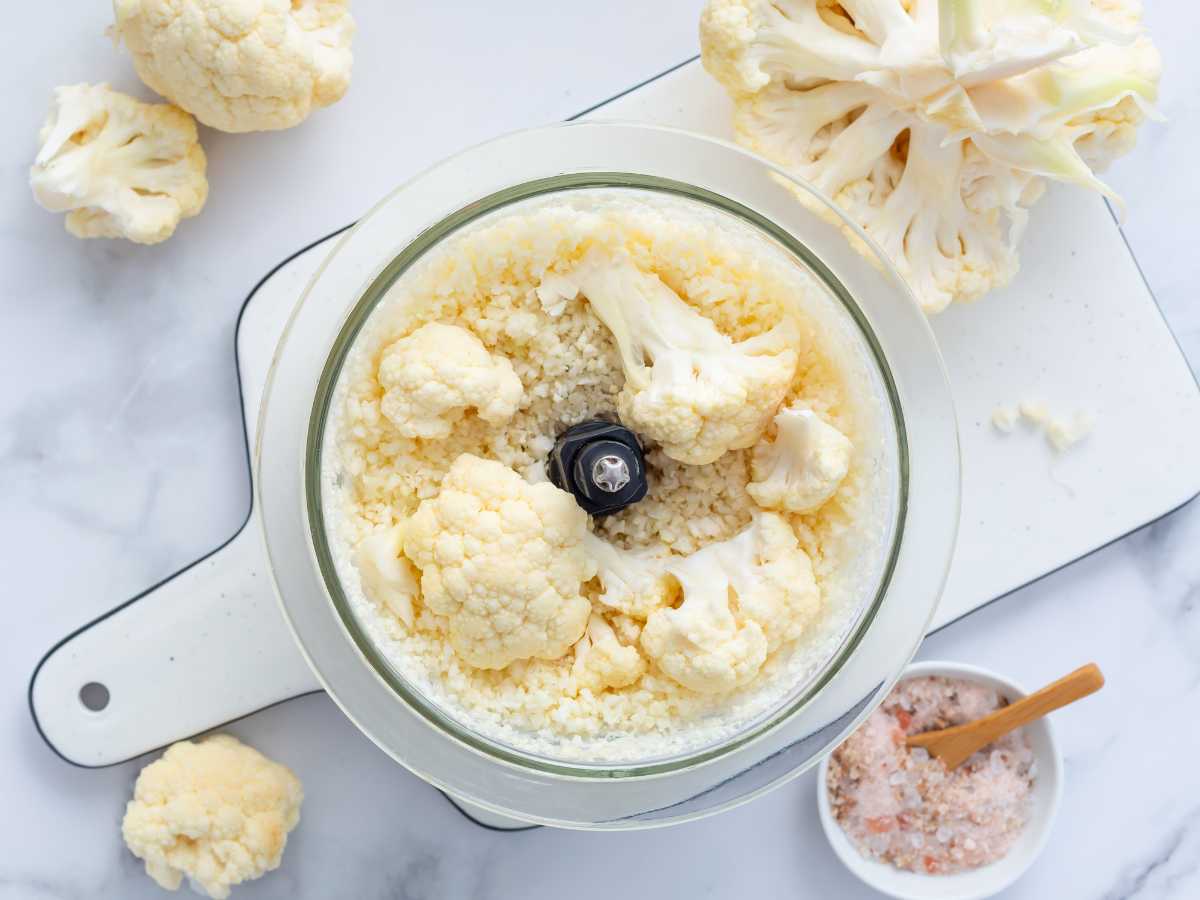 Ensalada de arroz de coliflor con garbanzos y queso feta