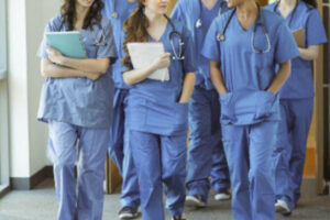 Los médicos formados en Argentina tendrán prioridad en las residencias