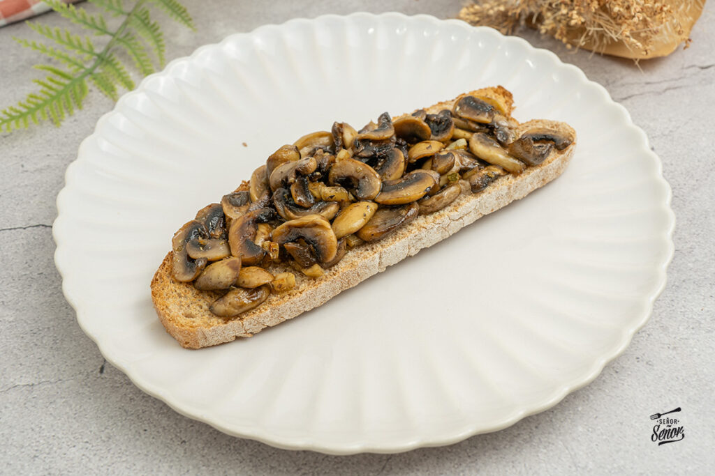 Tosta de champiñones. Receta sana y fácil