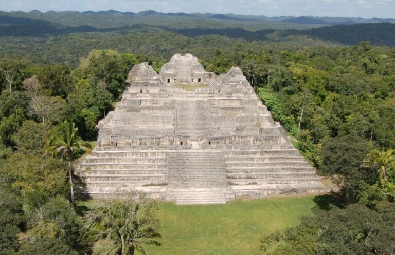 Los arqueólogos creían conocer la historia de los mayas. Hasta que encontraron la tumba del primer rey de Caracol