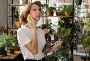 Google continúa rediseñando su buscador con IA. Su nueva función habla por teléfono con negocios en tu nombre