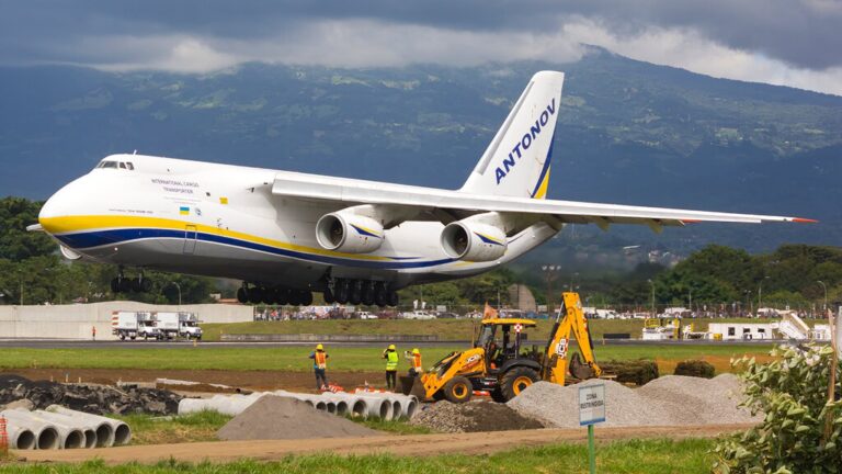 Ucrania ha devuelto la vida a uno de sus gigantes del cielo: el mítico An-124 llevaba años atrapado y ahora vuela de nuevo