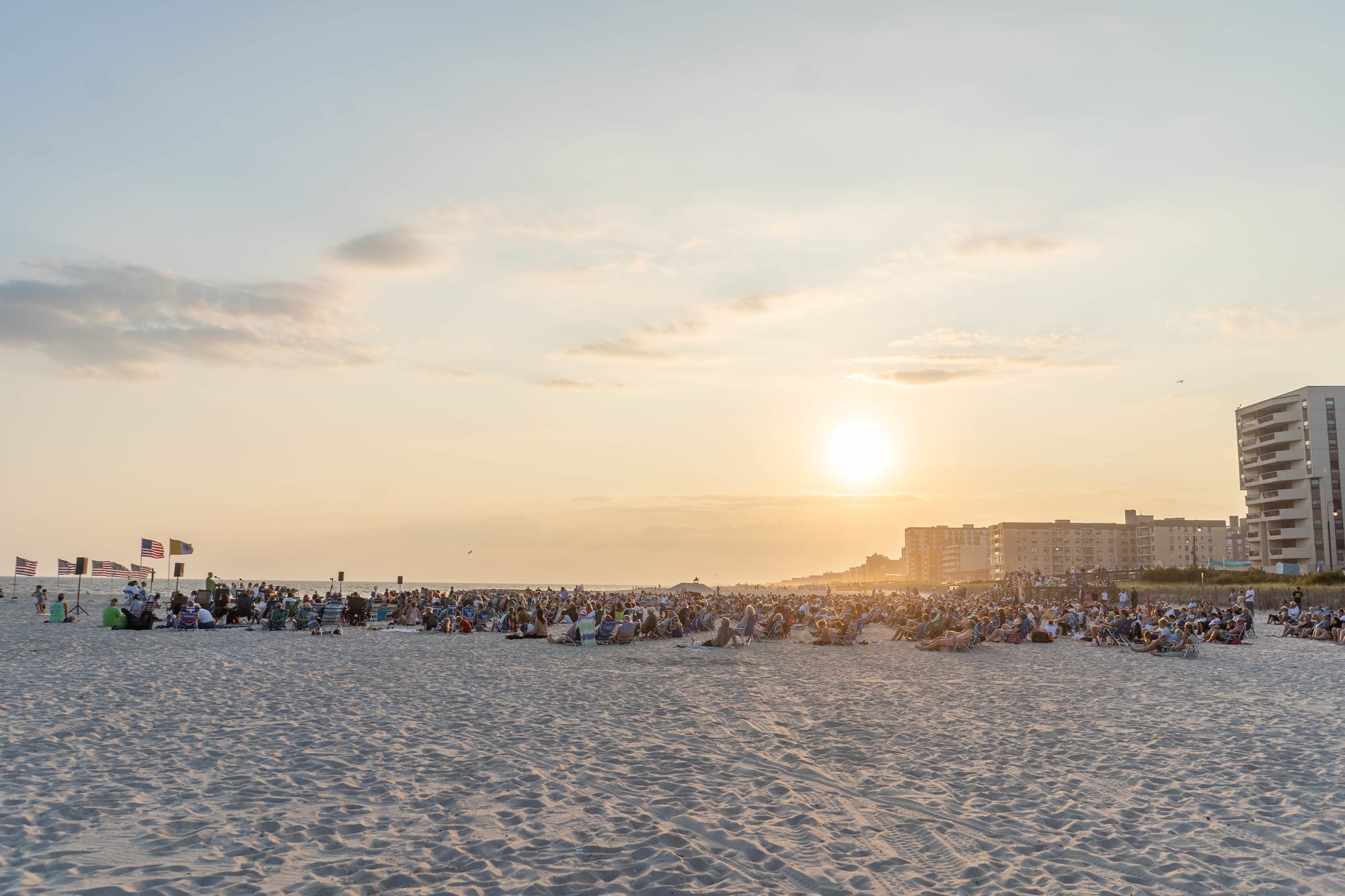 Cientos asisten con reverencia y fe a Misa de verano en playa de Estados Unidos