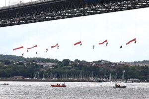 Escaladores de Greenpeace protestan desde un puente en Reino Unido para pedir fin a la era de los plásticos