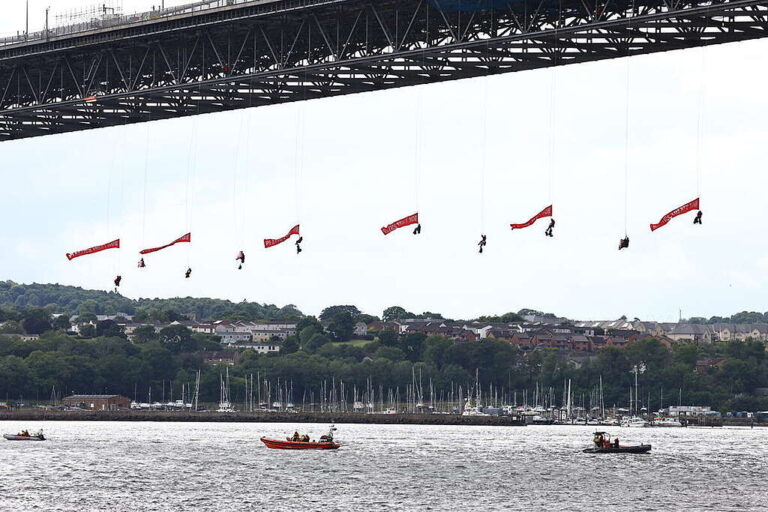 Escaladores de Greenpeace protestan desde un puente en Reino Unido para pedir fin a la era de los plásticos