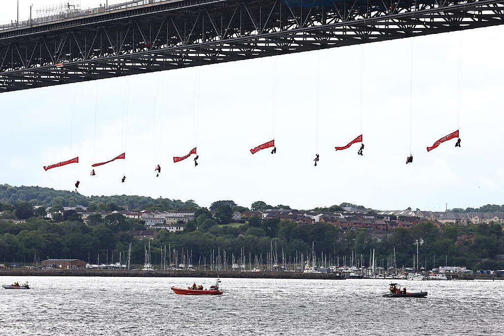 Escaladores de Greenpeace protestan desde un puente en Reino Unido para pedir fin a la era de los plásticos