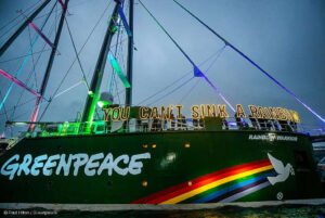 A 40 años del atentado al Rainbow Warrior, barco insignia de Greenpeace: “No se puede hundir un arco iris y no se puede silenciar la esperanza”.