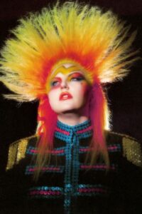 📰 Caroline Kingsbury entra en el Top 50 de LH Magazin con su potente single “Chocolate”