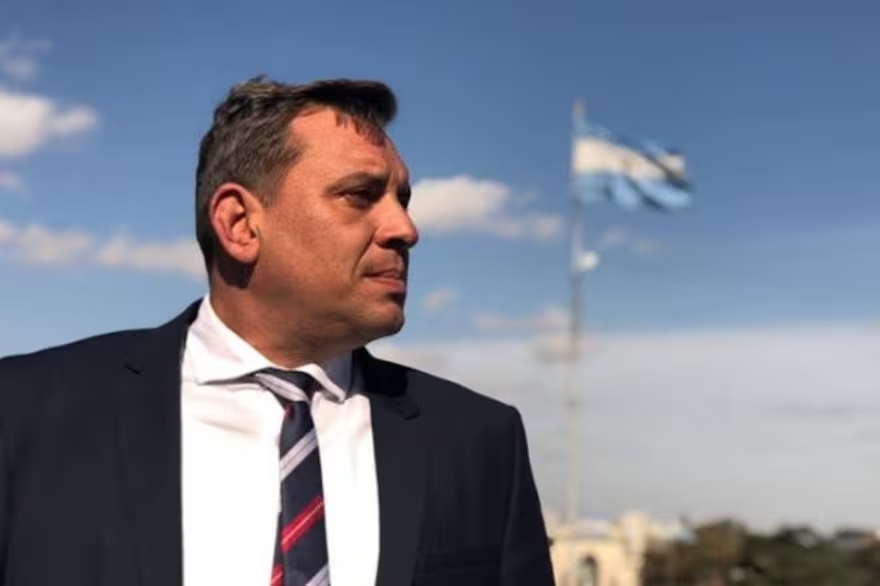 Karina Milei impuso su poder: un excomisario en la tercera para jablar de inseguridad y cierre completo