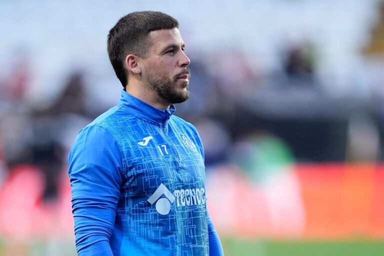 Carles Pérez sufre un ataque en sus genitales por parte de un perro