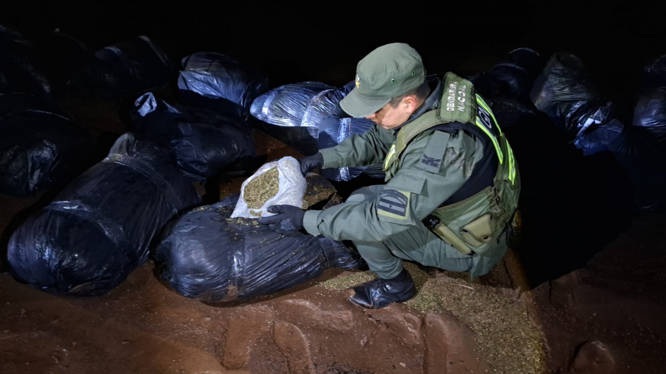 Misiones: Intentaron descargar 500 kilos de marihuana en las orillas del Río Paraná Misiones: Intentaron descargar 500 kilos de marihuana en las orillas del Río Paraná