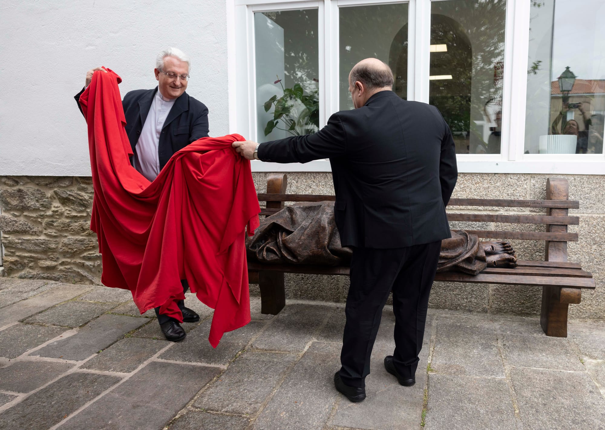 “Jesús sin hogar”: la escultura inspirada en Mateo 25 llega al Camino de Santiago