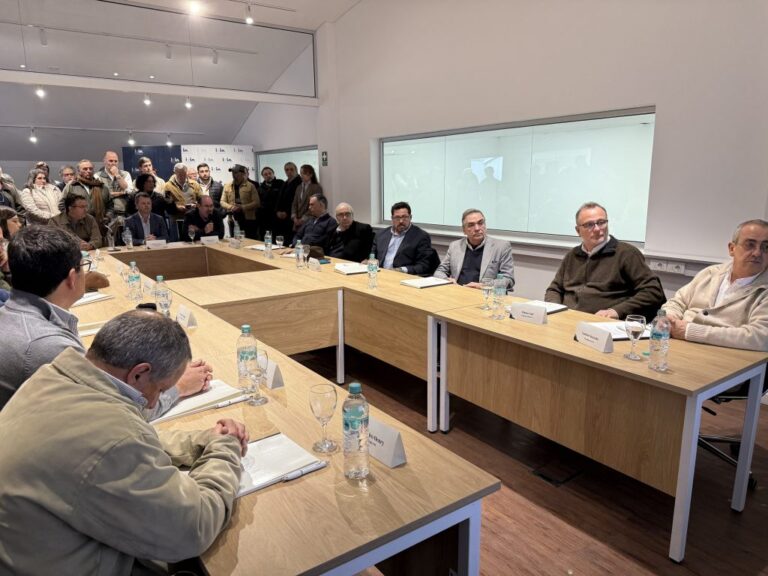 Intendente Guillermo Rodríguez junto al presidente Orsi en INIA Estanzuela