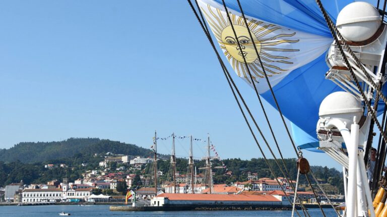 La fragata ARA “Libertad” arribó a la ciudad española de Ferrol