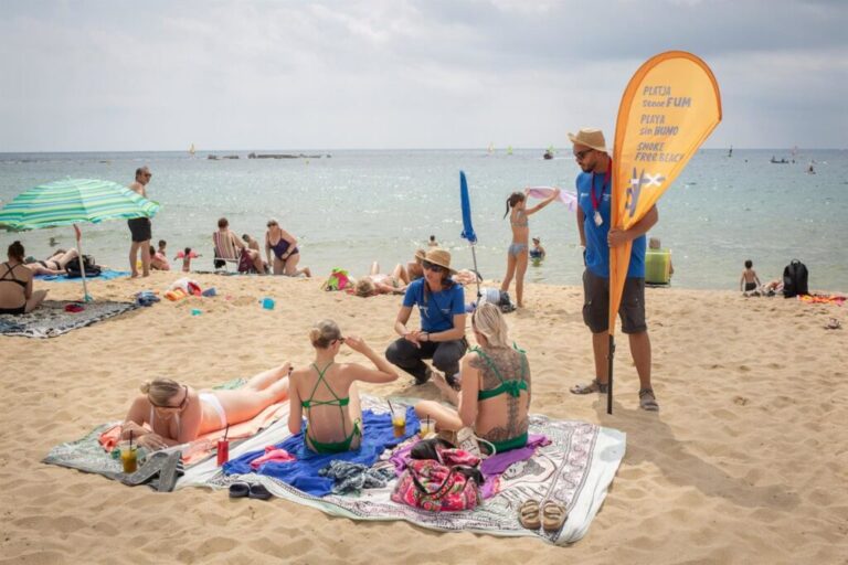 Nofumadores exigen a los ayuntamientos que apliquen sanciones por fumar en las playas bajo la ley de residuos.